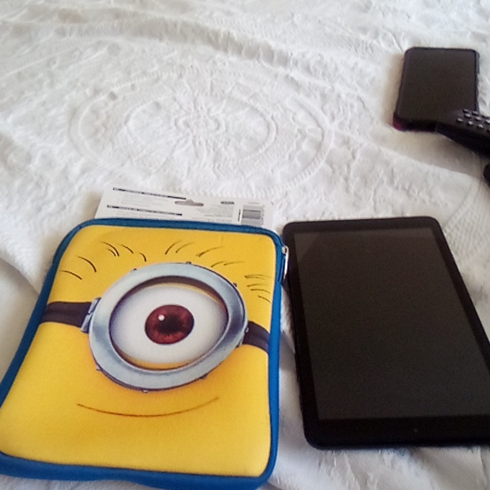 Despicable Me Universal Tablet Sleeve Blue Yellow Minion Zip Up 7X8in+ Free gift